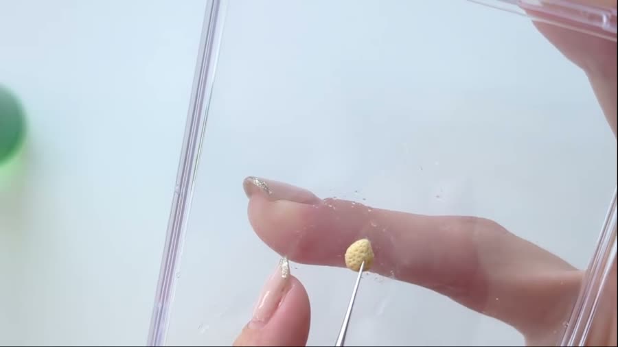 パテで作った半割り苺の原型